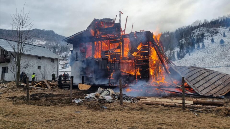 O casă de vacanță a fost complet distrusă de un incendiu