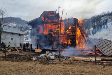 O casă de vacanță a fost complet distrusă de un incendiu