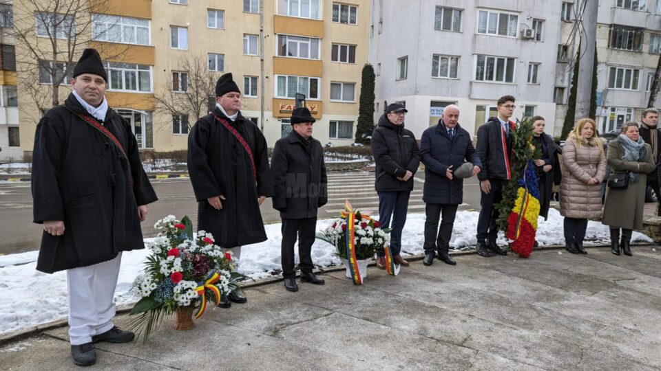 Coroane de flori, la statuia poetului Mihai Eminescu din municipiul Suceava, de Ziua Culturii Naționale