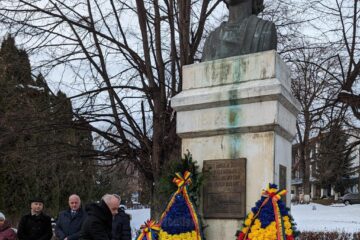 Coroane de flori, la statuia poetului Mihai Eminescu din municipiul Suceava, de Ziua Culturii Naționale