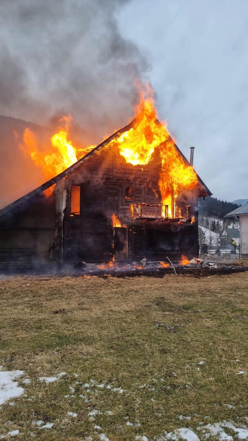 O casă de vacanță a fost complet distrusă de un incendiu