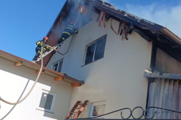 Intervenție cu 8 autospeciale cu apă la un incendiu, la Vicovu de Sus