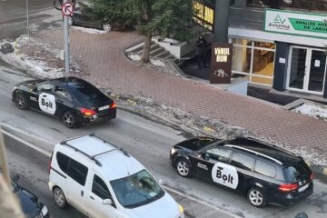 Peste 100 de taximetriști au protestat în Suceava