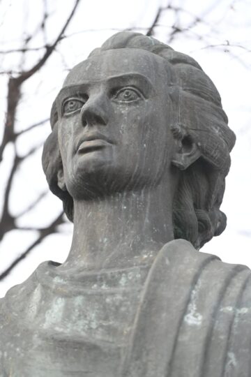 Coroane de flori, la statuia poetului Mihai Eminescu din municipiul Suceava