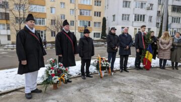 Coroane de flori, la statuia poetului Mihai Eminescu din municipiul Suceava