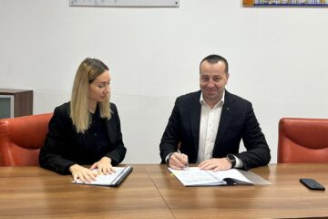 Actele adiționale pentru două dintre proiectele pe P.N.R.R. , semnate la București de viceprimarul Sucevei, Lucian Harșovschi