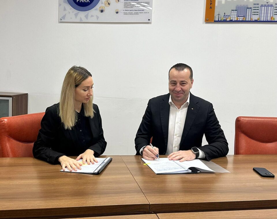 Actele adiționale pentru două dintre proiectele pe P.N.R.R. , semnate la București de viceprimarul Sucevei, Lucian Harșovschi Actele adiționale pentru două dintre proiectele pe P.N.R.R. , semnate la București de viceprimarul Sucevei, Lucian Harșovschi