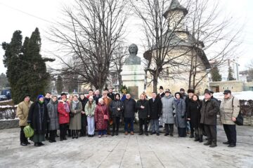 Coroane de flori, la statuia poetului Mihai Eminescu din municipiul Suceava, de Ziua Culturii Naționale. Foto @artistul.studio