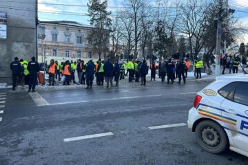 Șoferii de tir ucraineni blocați în România de protestul fermierilor s-au răsculat