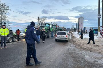Vama Siret, blocată de aproximativ 24 de ore de fermieri cu tractoare și utilaje agricole