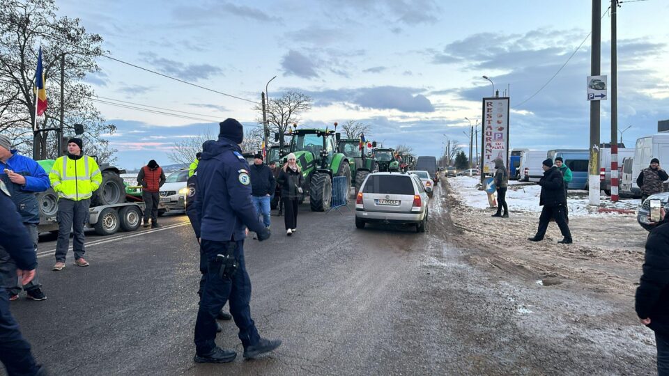 Vama Siret, blocată de aproximativ 24 de ore de fermieri cu tractoare și utilaje agricole Vama Siret, blocată de aproximativ 24 de ore de fermieri cu tractoare și utilaje agricole