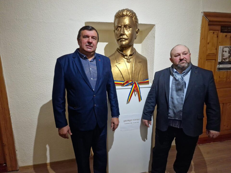 Bustul lui George Tofan, donat Casei Corpului Didactic de autoritățile din Bilca