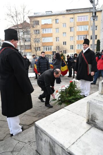 Coroane de flori, la statuia poetului Mihai Eminescu din municipiul Suceava