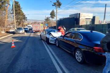 Accidentul de pe Calea Unirii, provocat de un tânăr de 24 de ani, la volanul unei Tesla