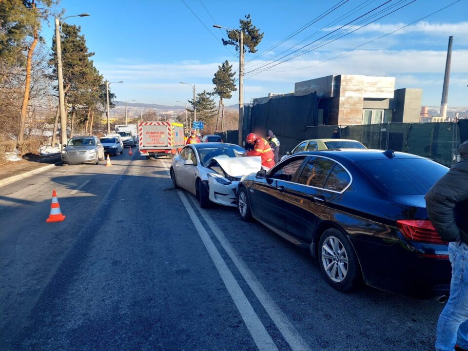 Accidentul de pe Calea Unirii, provocat de un tânăr de 24 de ani, la volanul unei Tesla