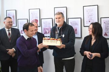 Maestrul Mihai Pânzaru - PIM și-a sărbătorit ziua de naștere printre prieteni și colaboratori, la Galeria Zamca, la vernisajul expoziției „Sublimare”. Foto artistul.studio