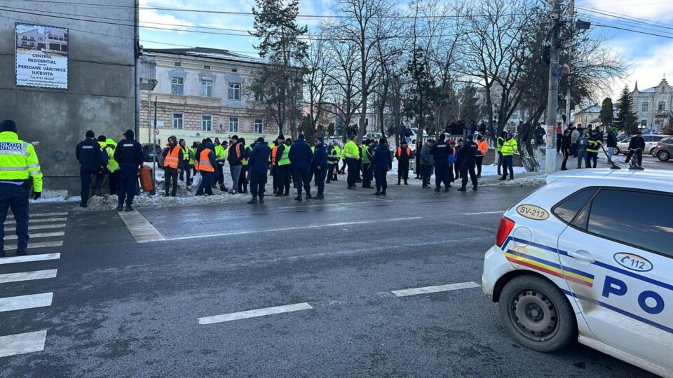 Șoferii de tir ucraineni s-au adunat marți după-amiază în zona centrală a orașului Siret