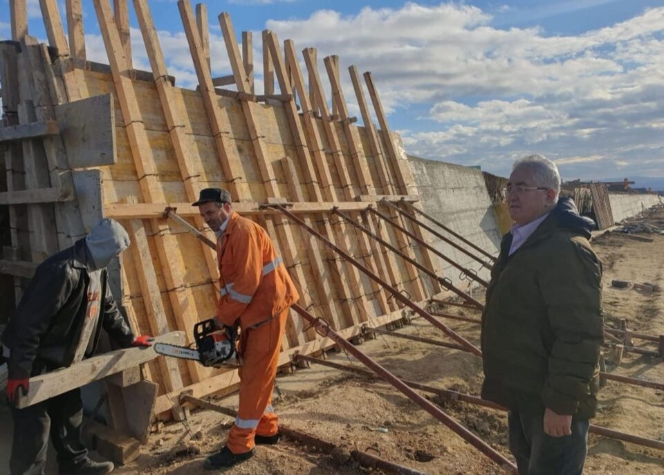 Lucrările la zidul de sprijin si amenajarea căii de acces la creșă sunt în grafic