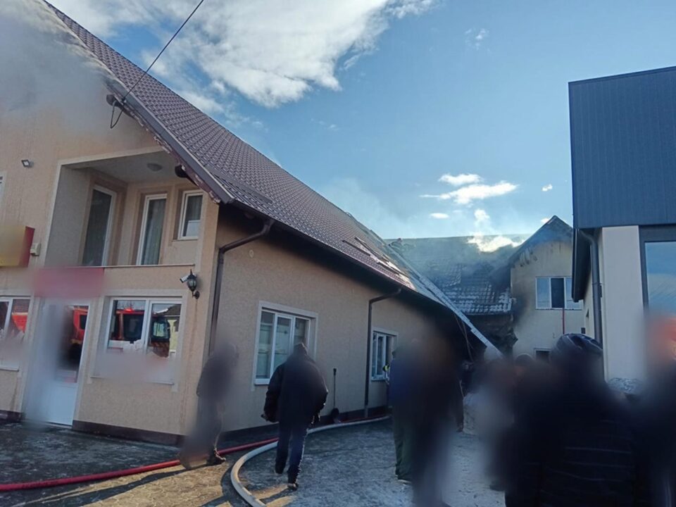 O vilă cu magazin la parter, salvată după un incendiu izbucnit la acoperiș