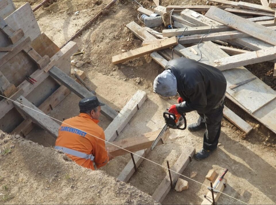 Lucrările la zidul de sprijin si amenajarea căii de acces la creșă sunt în grafic