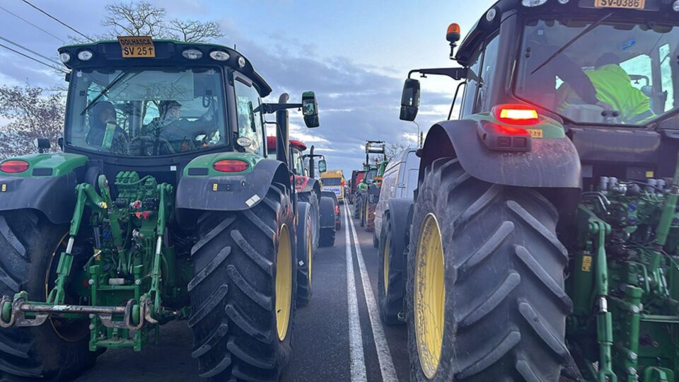 Vama Siret este blocată de fermieri de luni după-amiază