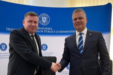 Primarul comunei Râșca, Ionuț Andreica, și ministrul Dezvoltării, Adrian Veștea