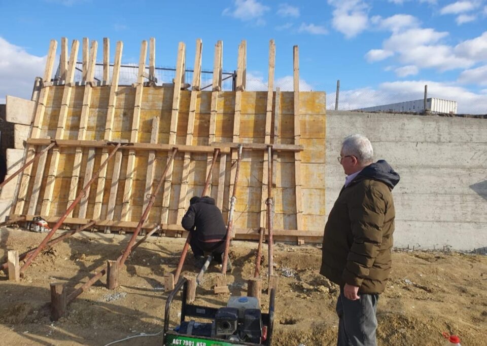 Lucrările la zidul de sprijin si amenajarea căii de acces la creșă sunt în grafic