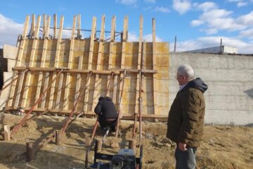 Lucrările la zidul de sprijin si amenajarea căii de acces la creșă sunt în grafic