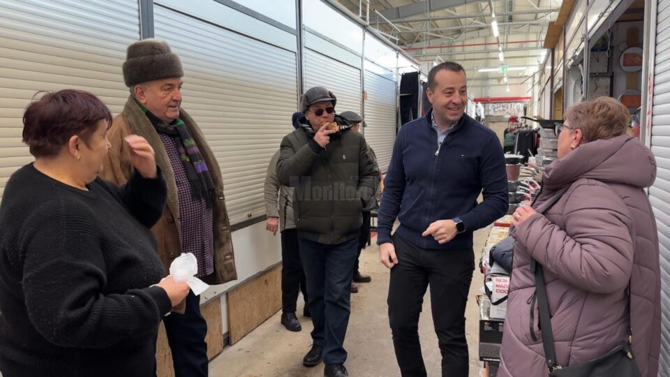 Pentru a se convinge de eficiența sistemului de termoficare din Bazar, Lucian Harșovschi, a făcut un „test fără geacă”, într-una din cele mai geroase dimineți din ianuarie