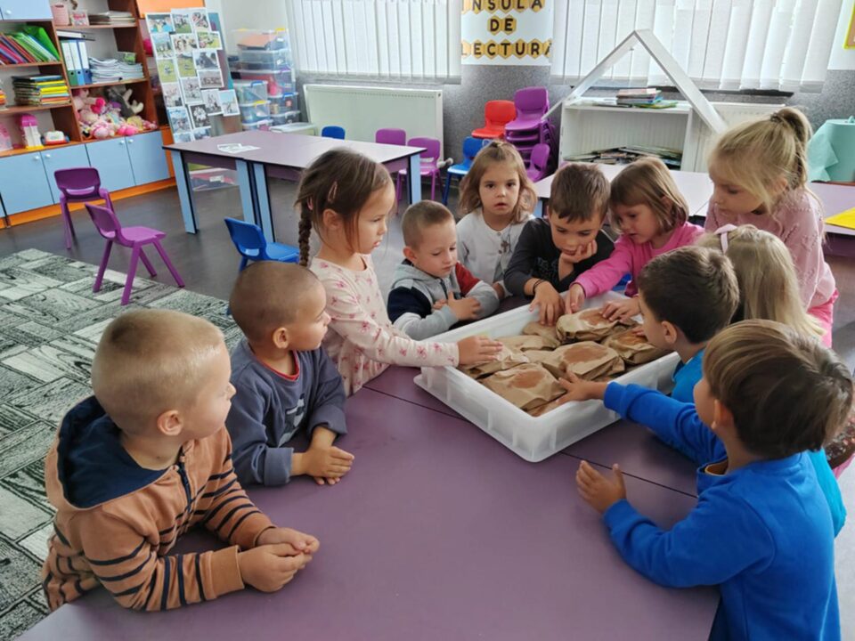 Zilnic, la amiază, copiii primesc un sandviș cu o greutate de 300 de grame, făcut din produse locale Zilnic, la amiază, copiii primesc un sandviș cu o greutate de 300 de grame, făcut din produse locale
