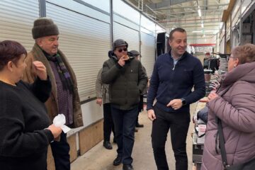 Pentru a se convinge de eficiența sistemului de termoficare din Bazar, Lucian Harșovschi a făcut un „test fără geacă”, într-una din cele mai geroase dimineți din ianuarie