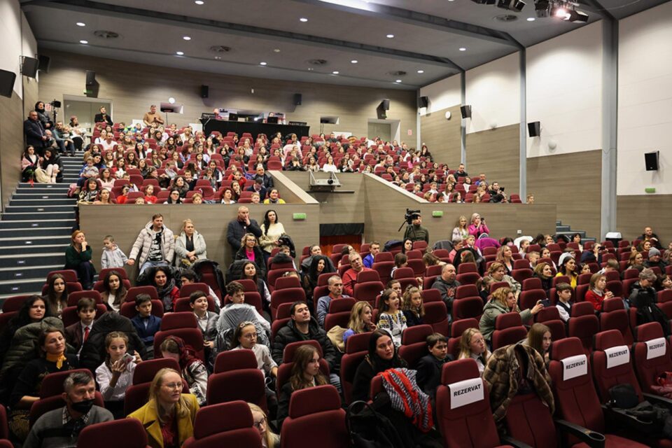 Concursul de interpretare poezii s-a desfășurat în sala teatrului și a cuprins trei secțiuni