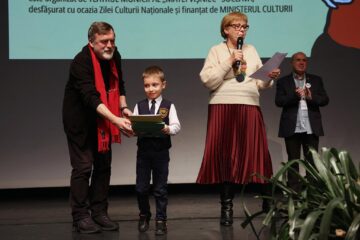 Concursul de interpretare poezii s-a desfășurat în sala teatrului și a cuprins trei secțiuni