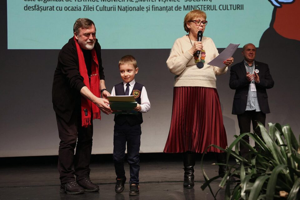 Concursul de interpretare poezii s-a desfășurat în sala teatrului și a cuprins trei secțiuni