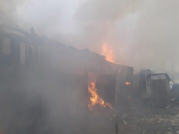 8 bovine au murit într-un puternic incendiu care a fost aproape să cuprindă și casa fermierilor