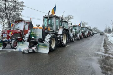 Fermierii rămân pe poziții și blochează în continuare Vama Siret, deși afară a început să ningă