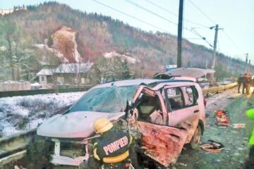 Un bărbat a murit după ce mașina pe care o conducea a fost lovită de un alt autoturism intrat pe contrasens