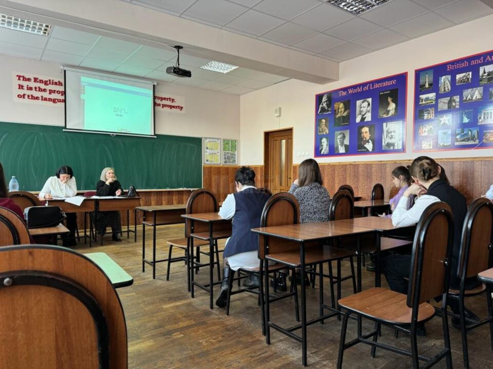 Concurs de discurs public în limba engleză, la Colegiul „Spiru Haret”: prezență numeroasă și concurenți bine pregătiți