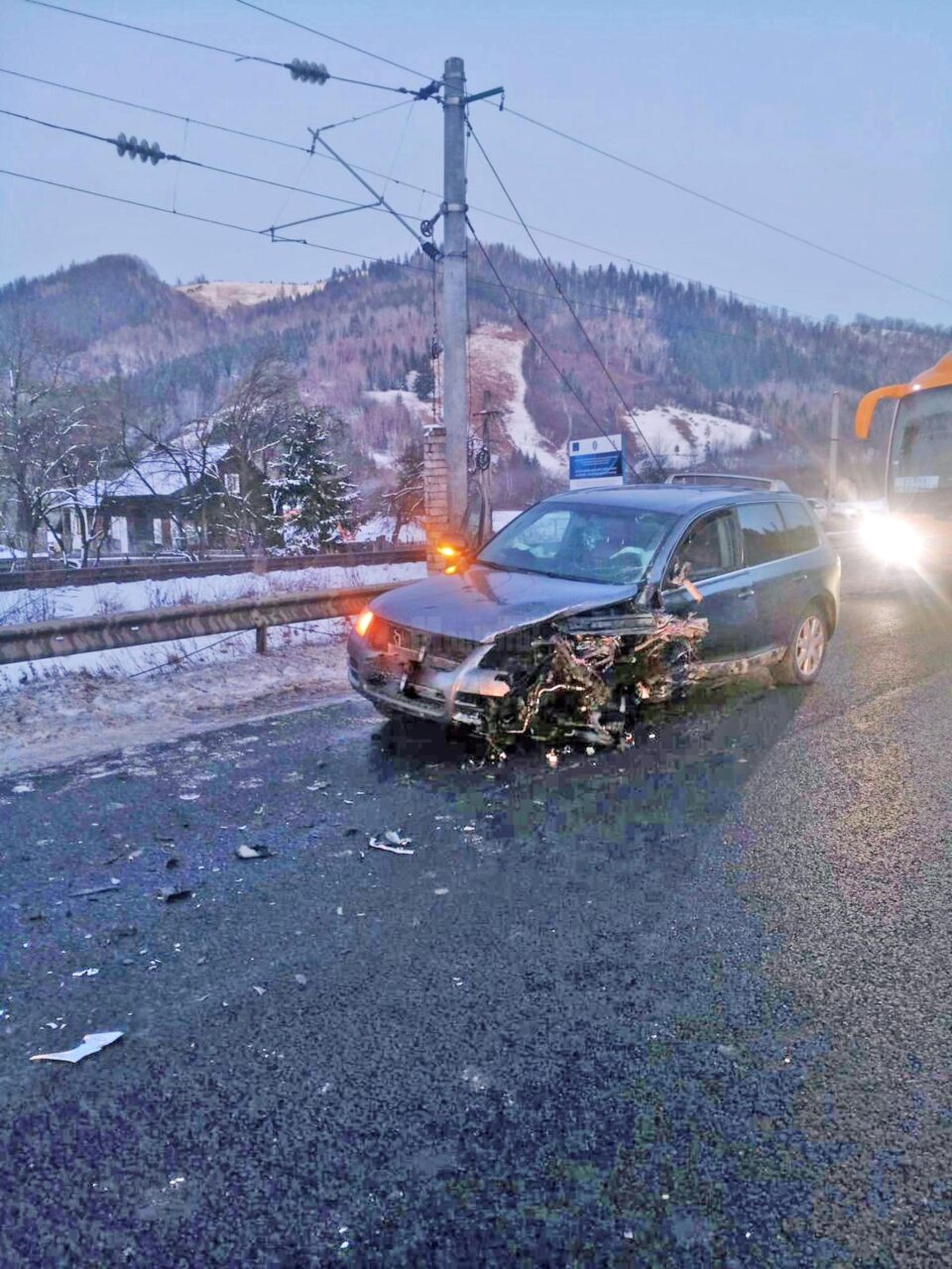 Un bărbat a murit după ce mașina pe care o conducea a fost lovită de un alt autoturism intrat pe contrasens