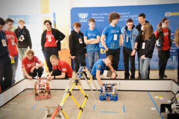 Liceeni din Moldova și-au testat roboții în ring, la un concurs organizat la Suceava