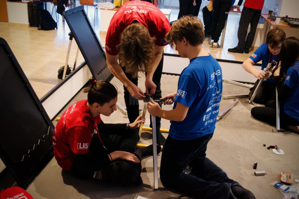 Liceeni din Moldova și-au testat roboții în ring, la un concurs organizat la Suceava