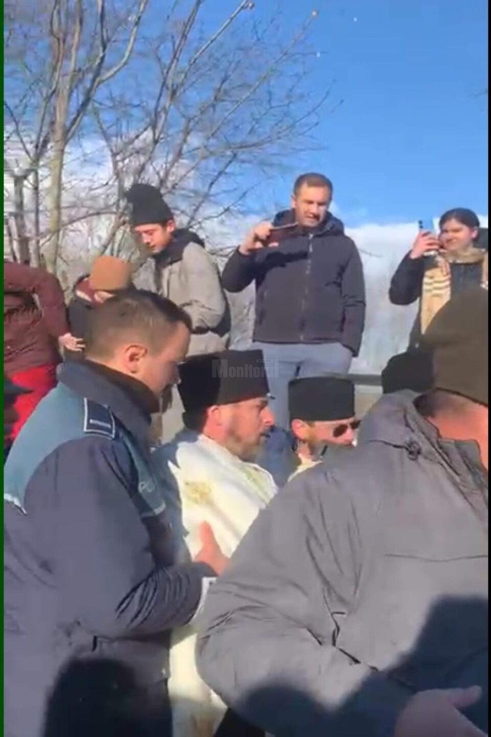 Scandal la o înmormântare la Gura Solcii între preotul ortodox și comunitatea penticostală