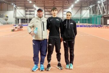 Antrenorul Cristian Prasneac alaturi de atletii sai