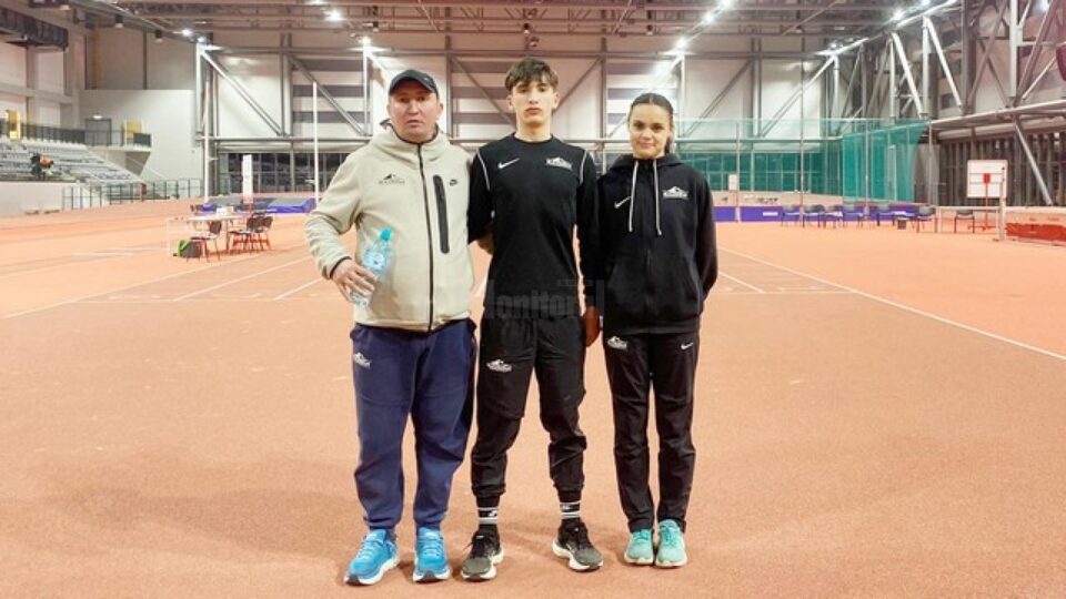 Antrenorul Cristian Prasneac alaturi de atletii sai