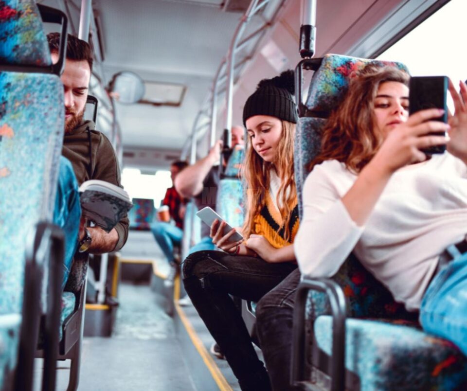 Elevii din învățământul preuniversitar beneficiază de gratuitate la serviciile de transport public județean Elevii din învățământul preuniversitar beneficiază de gratuitate la serviciile de transport public județean