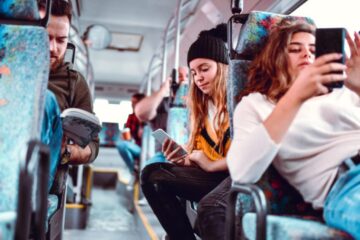Elevii din învățământul preuniversitar beneficiază de gratuitate la serviciile de transport public județean