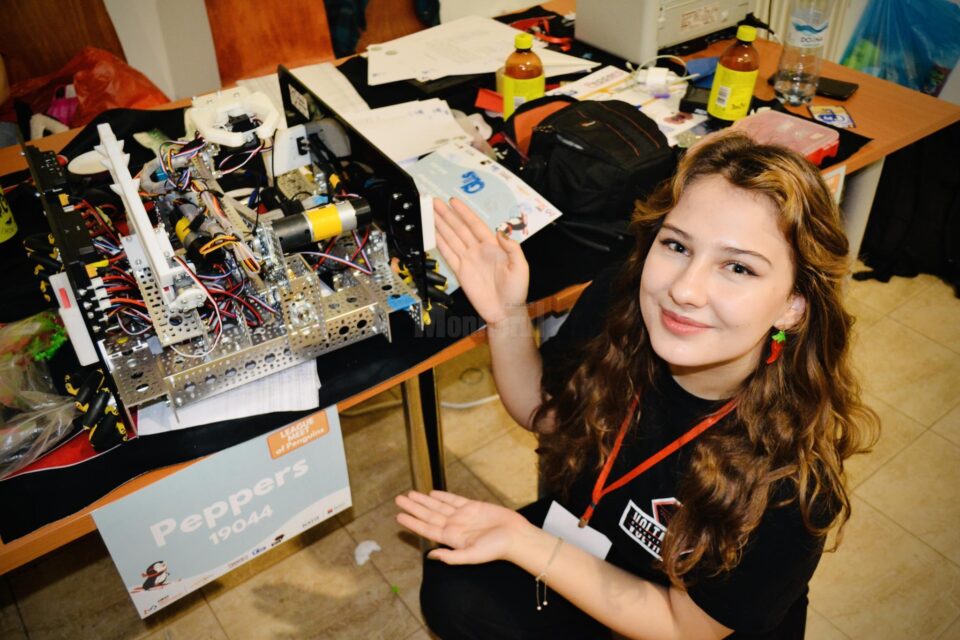 Liceeni din Moldova și-au testat roboții în ring, la un concurs organizat la Suceava