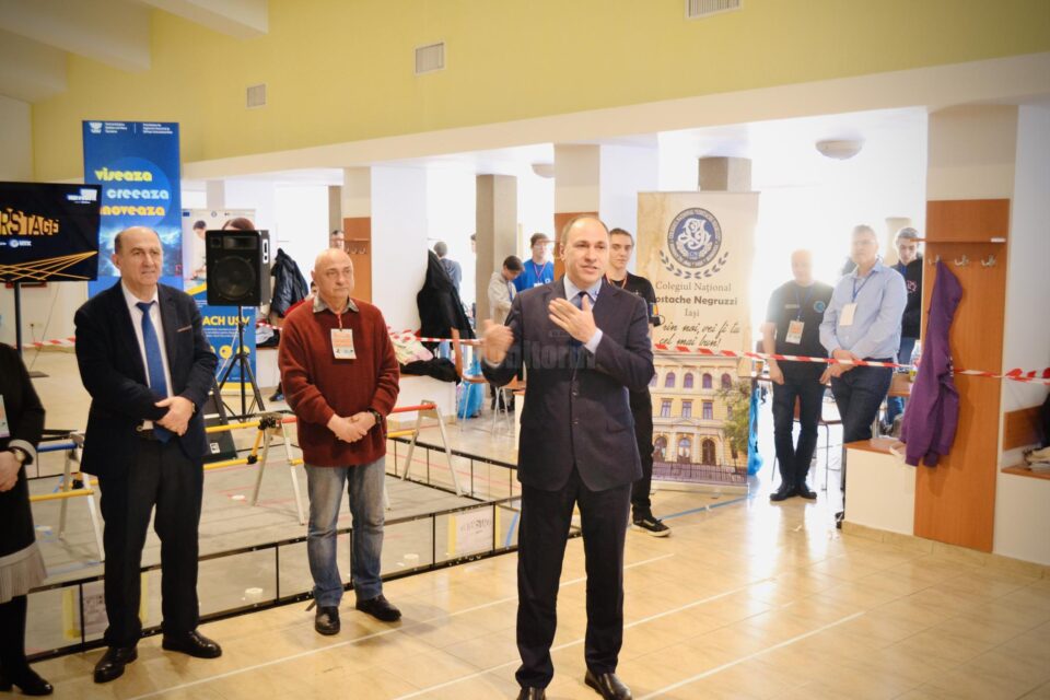Liceeni din Moldova și-au testat roboții în ring, la un concurs organizat la Suceava