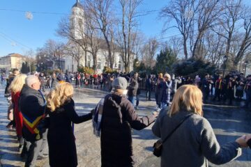 Hora Unirii, ceremonial religios și militar și depuneri de coroane, la Suceava, la 165 de ani de la Mica Unire