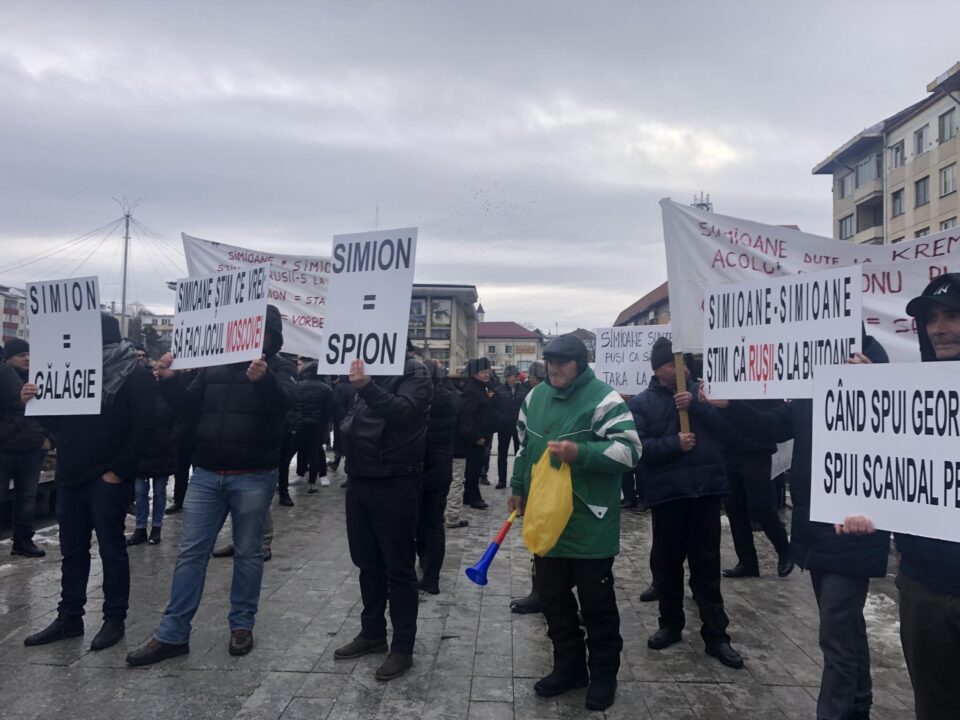 Aproape 100 de suceveni au protestat contra liderului AUR George Simion